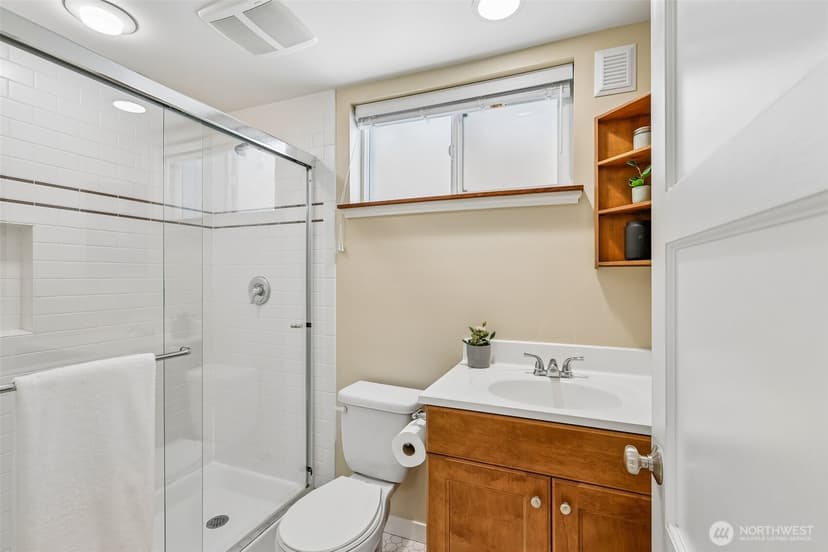 Property photo for 5260 16th Avenue NE, Seattle photo 32