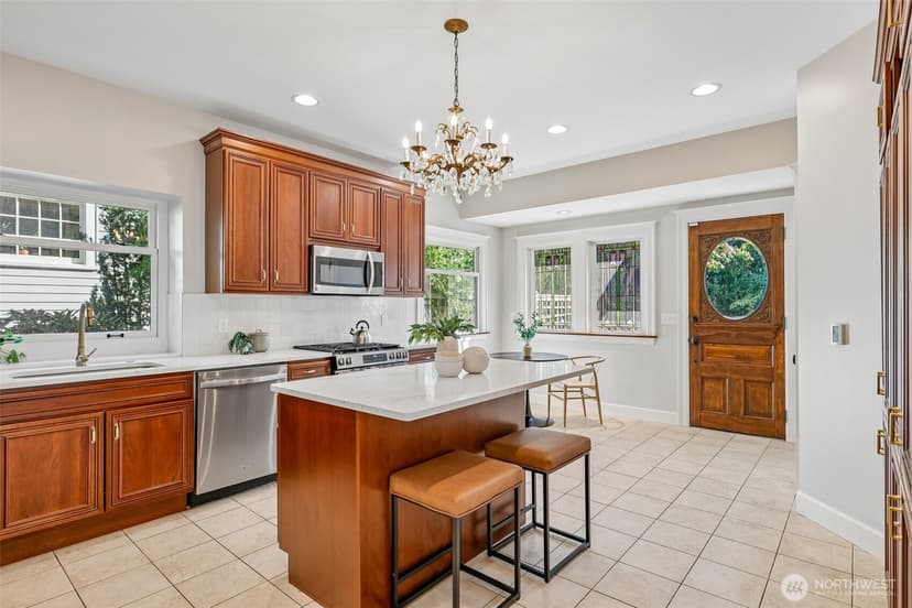 Property photo for 5260 16th Avenue NE, Seattle photo 10