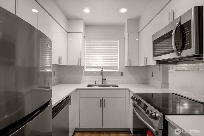 Property photo for 2600 118th Avenue SE #4-101, Bellevue photo 3
