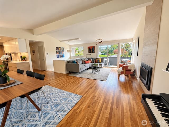 Property photo for 401 109th Avenue SE, Bellevue photo 2