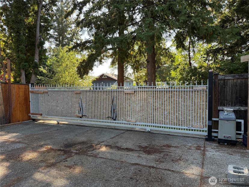 Property photo for 11024 Bartlett Avenue NE, Seattle photo 8