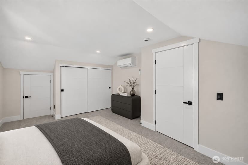 Property photo for 5520 Brooklyn Avenue NE, Seattle photo 19