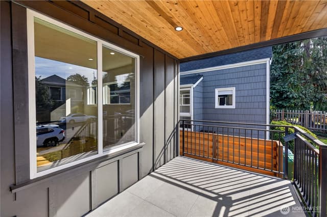 Property photo for 5520 Brooklyn Avenue NE, Seattle photo 2