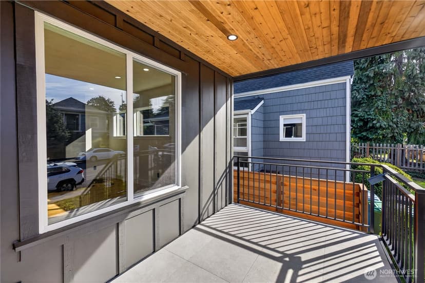 Property photo for 5520 Brooklyn Avenue NE, Seattle photo 2