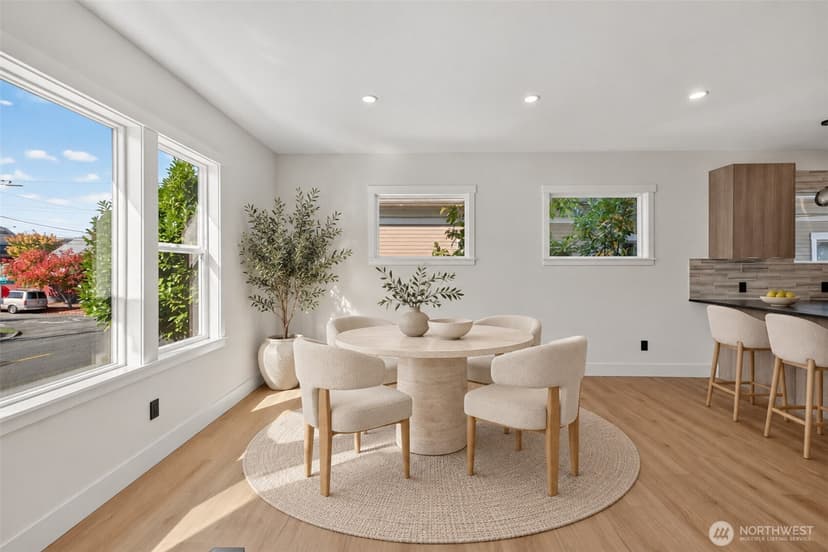 Property photo for 5520 Brooklyn Avenue NE, Seattle photo 4