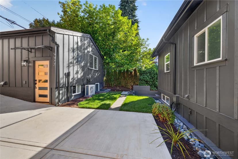 Property photo for 5520 Brooklyn Avenue NE, Seattle photo 29