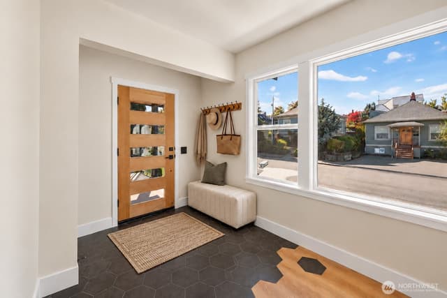 Property photo for 5520 Brooklyn Avenue NE, Seattle photo 3