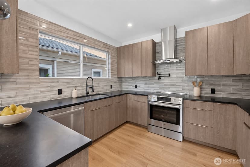 Property photo for 5520 Brooklyn Avenue NE, Seattle photo 6