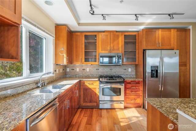 Property photo for 18707 SE Newport Way #410, Issaquah photo 4