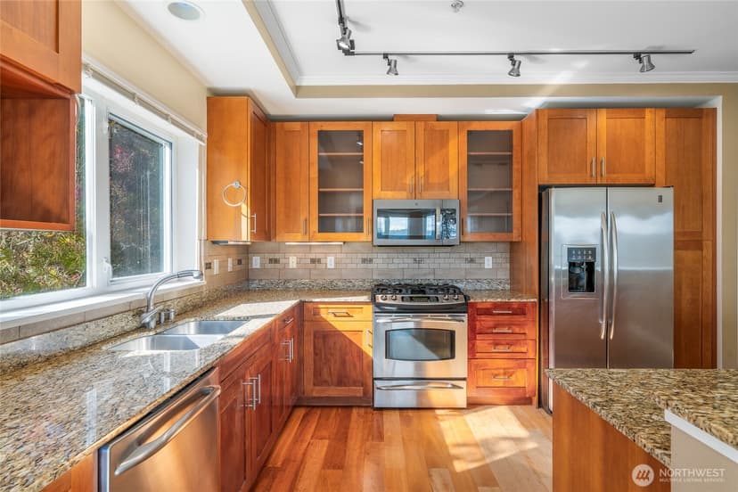 Property photo for 18707 SE Newport Way #410, Issaquah photo 4