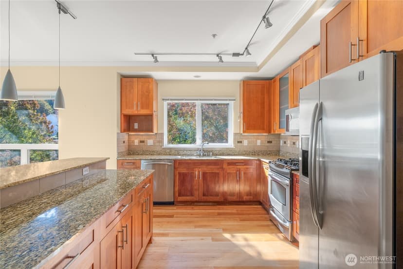 Property photo for 18707 SE Newport Way #410, Issaquah photo 5