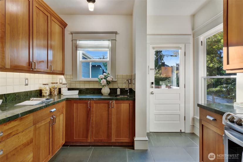 Property photo for 5507 12th Avenue NE, Seattle photo 13