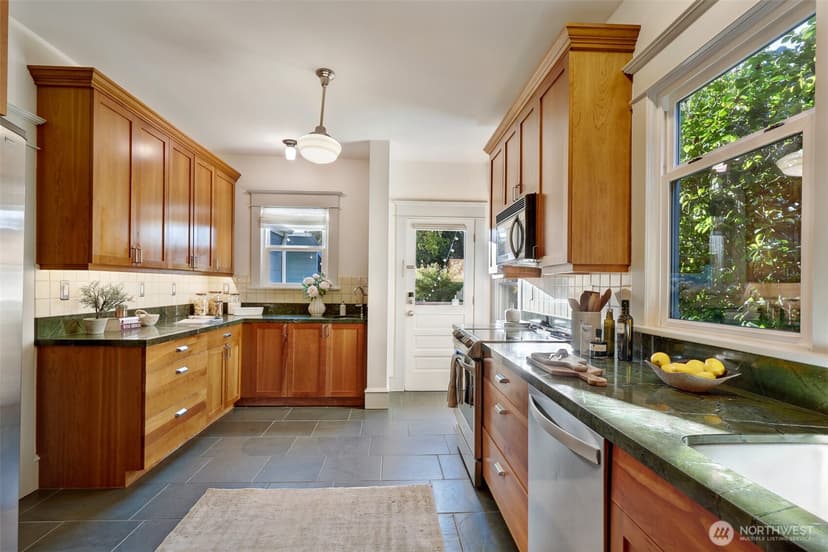 Property photo for 5507 12th Avenue NE, Seattle photo 12