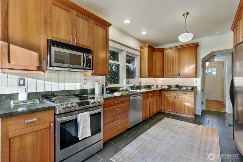 Property photo for 5507 12th Avenue NE, Seattle photo 11