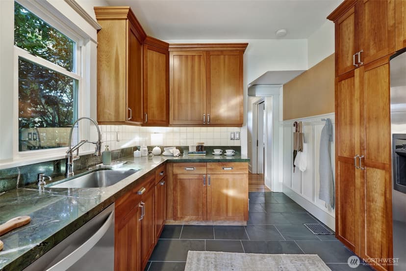 Property photo for 5507 12th Avenue NE, Seattle photo 10