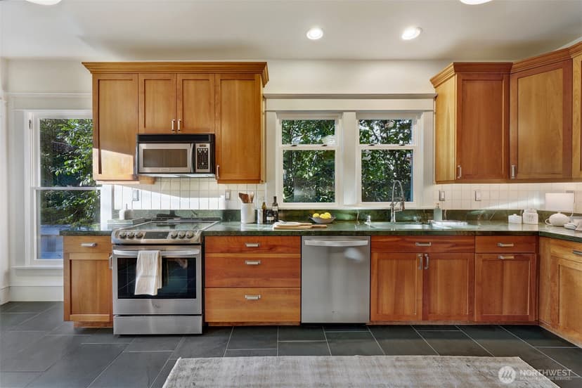 Property photo for 5507 12th Avenue NE, Seattle photo 9