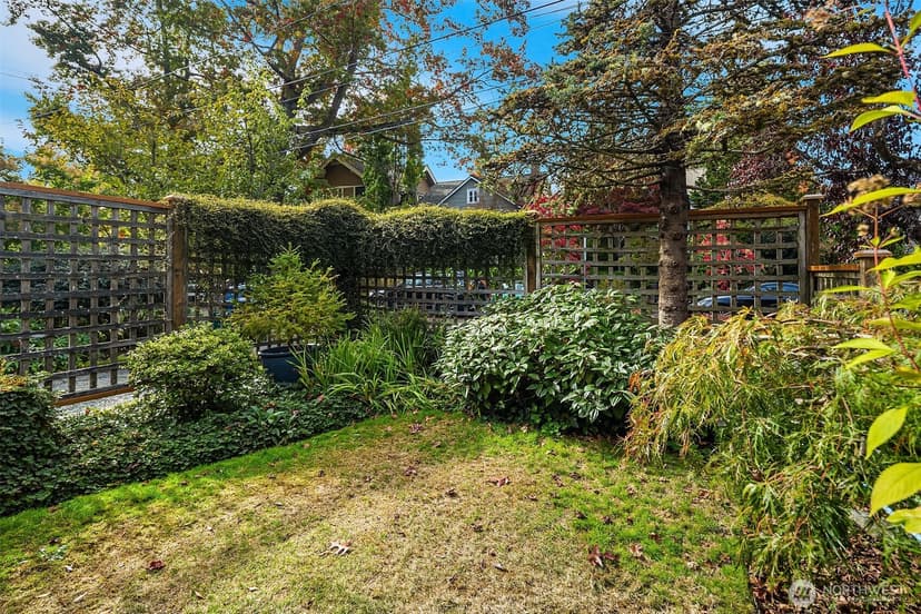 Property photo for 1960 26th Avenue E, Seattle photo 4