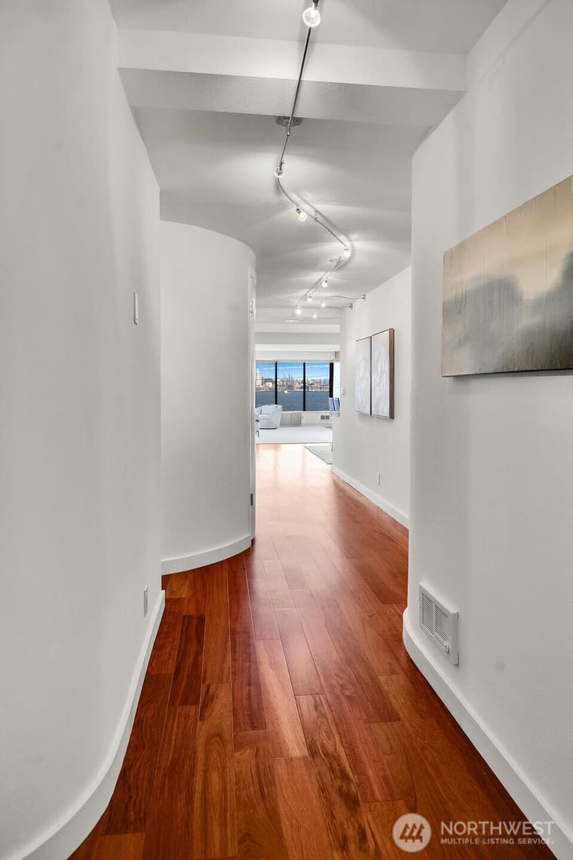 Property photo for 1111 Harbor Avenue SW #500, Seattle photo 6