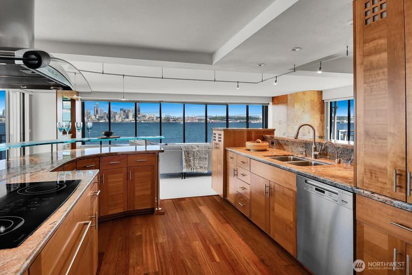 Property photo for 1111 Harbor Avenue SW #500, Seattle photo 16