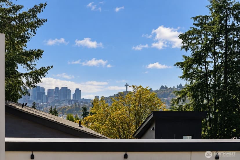 Property photo for 3843 Woodlawn Avenue N, Seattle photo 22