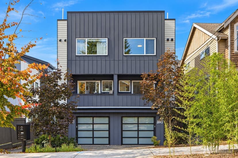Property photo for 3843 Woodlawn Avenue N, Seattle photo 24