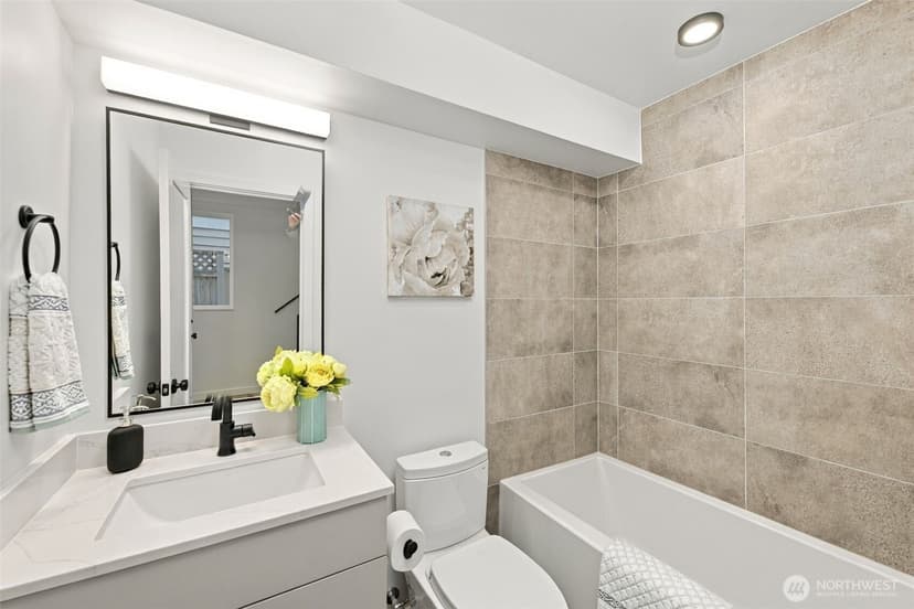 Property photo for 3843 Woodlawn Avenue N, Seattle photo 14