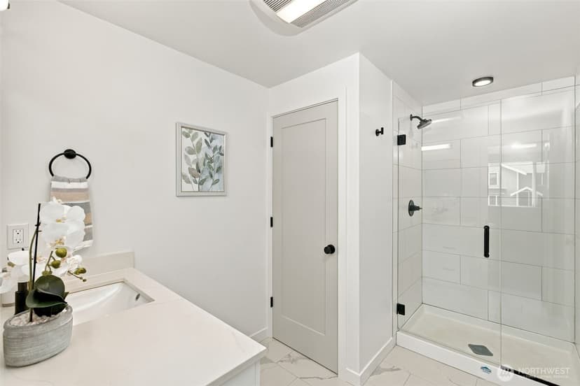 Property photo for 3843 Woodlawn Avenue N, Seattle photo 18