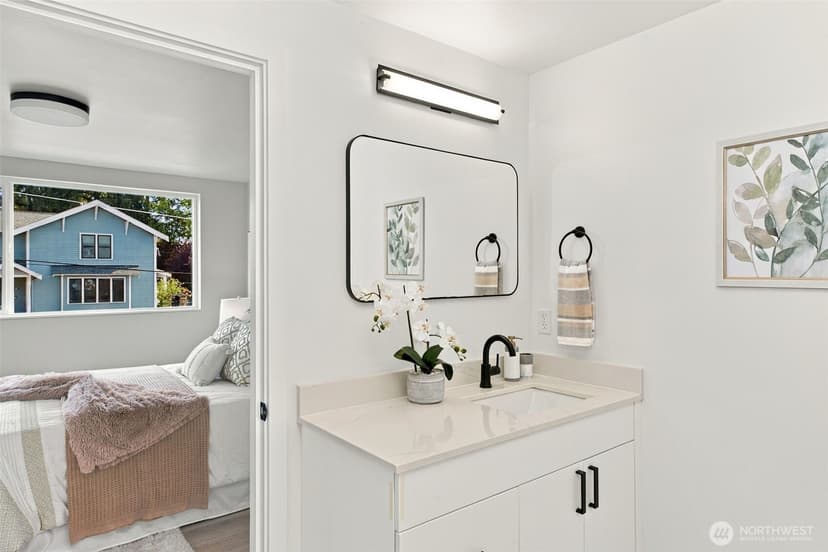 Property photo for 3843 Woodlawn Avenue N, Seattle photo 17