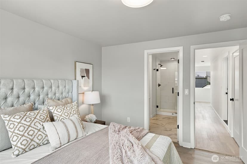 Property photo for 3843 Woodlawn Avenue N, Seattle photo 16