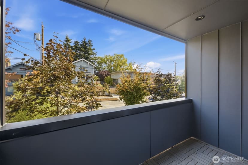Property photo for 3843 Woodlawn Avenue N, Seattle photo 12