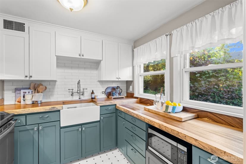 Property photo for 6251 37th Avenue NE, Seattle photo 11