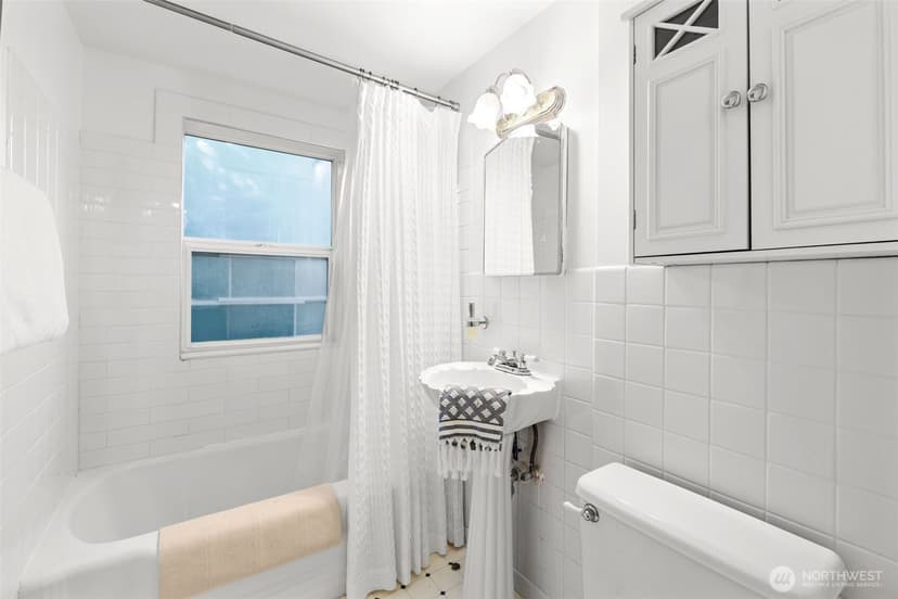 Property photo for 6251 37th Avenue NE, Seattle photo 14
