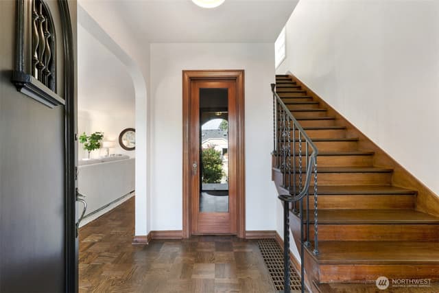 Property photo for 413 Lynn Street, Seattle photo 2