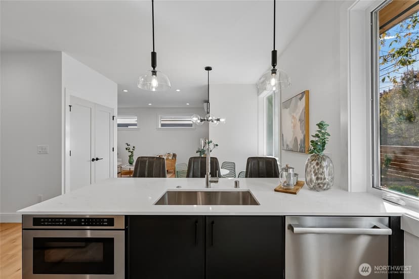 Property photo for 5044 35th Avenue NE, Seattle photo 11