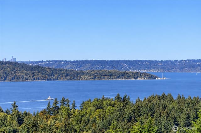 Property photo for 5429 Orca Drive NE, Tacoma photo 4