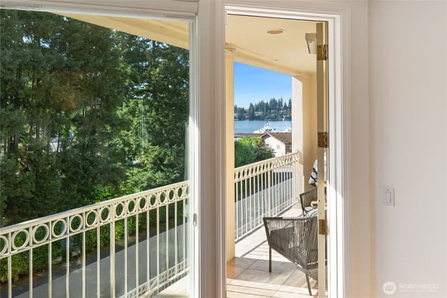 Property photo for 10000 Meydenbauer Way SE #5, Bellevue