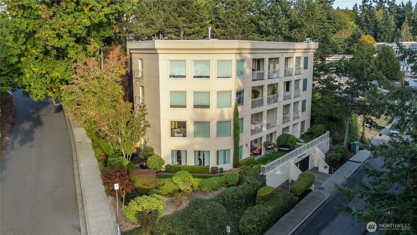Property photo for 10000 Meydenbauer Way SE #5, Bellevue photo 2