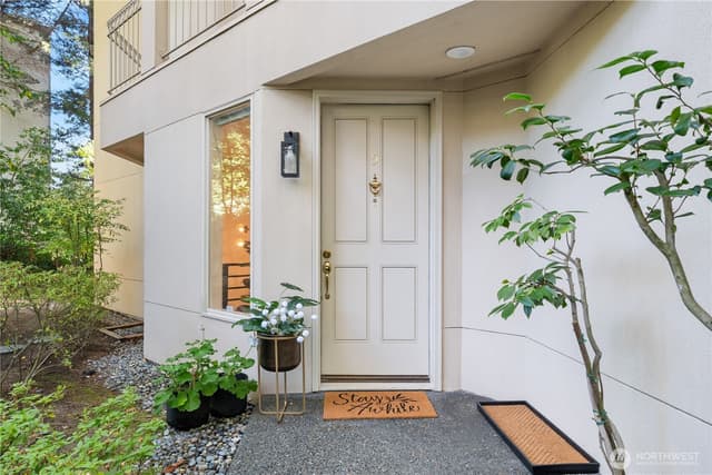 Property photo for 10000 Meydenbauer Way SE #5, Bellevue photo 4
