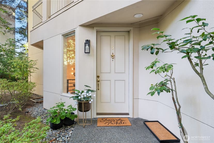 Property photo for 10000 Meydenbauer Way SE #5, Bellevue photo 4