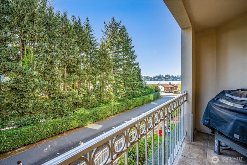 Property photo for 10000 Meydenbauer Way SE #5, Bellevue photo 10