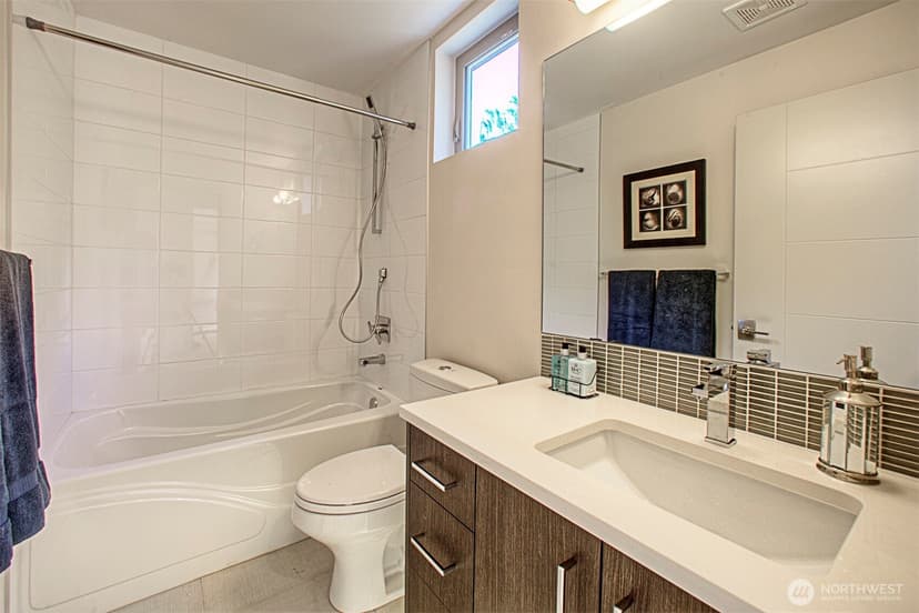 Property photo for 7531 Brooklyn Avenue NE, Seattle photo 11