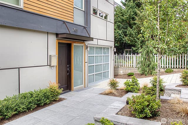 Property photo for 7531 Brooklyn Avenue NE, Seattle photo 2