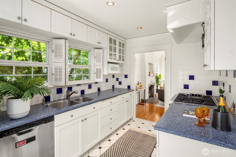 Property photo for 2611 24th Avenue E, Seattle photo 13