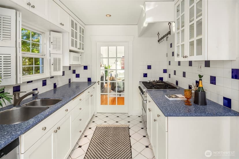 Property photo for 2611 24th Avenue E, Seattle photo 12