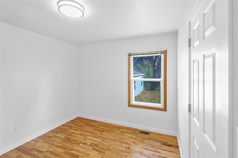 Property photo for 11818 14th Avenue S, Seattle photo 13