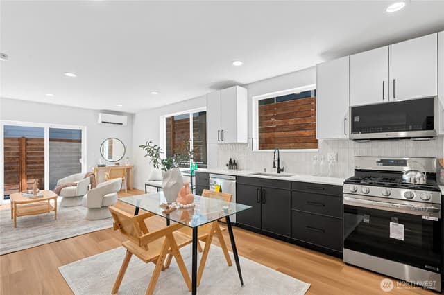 Property photo for 10706 Linden Avenue N, Seattle photo 4