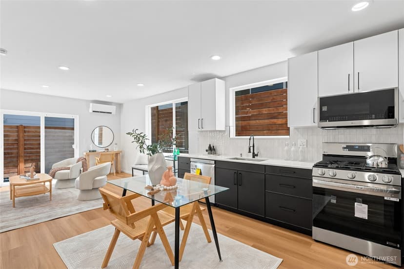 Property photo for 10706 Linden Avenue N, Seattle photo 4