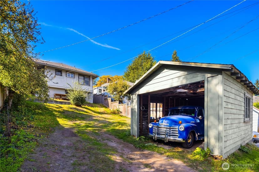 Property photo for 2570 5th Avenue W, Seattle photo 6