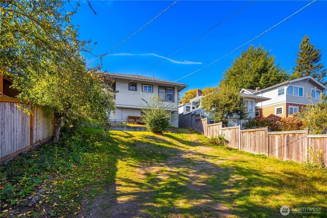 Property photo for 2570 5th Avenue W, Seattle photo 4