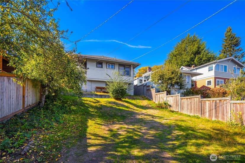 Property photo for 2570 5th Avenue W, Seattle photo 4